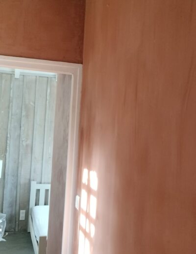 Travaux réalisés par l'entreprise Ribeiro Maçonnerie en dordogne : béton ciré et enduit à la chaux