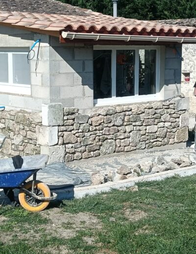 Extension maison avec mur en pierre réalisée par la Maçonnerie Ribeiro en Dordogne
