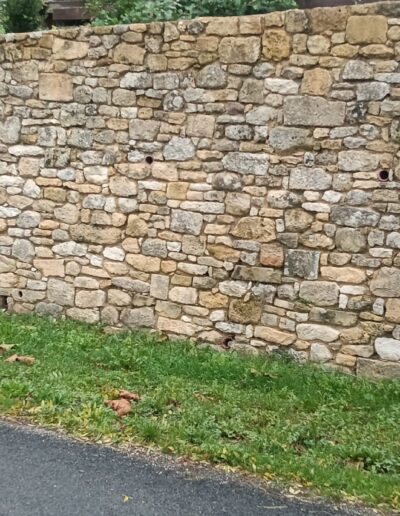 Création de murs en pierre par la maçonnerie Ribeiro en Dordogne