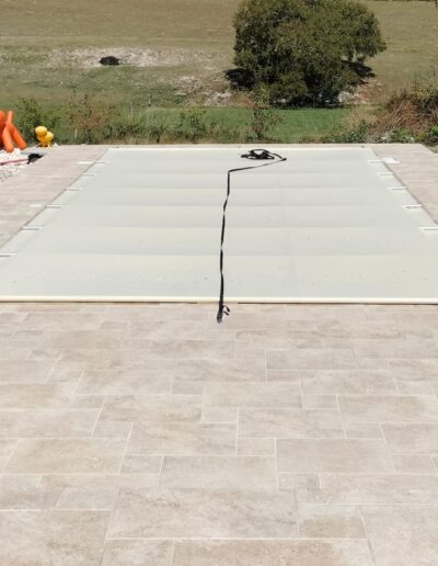 Réalisation complète de la maçonnerie ribeiro : dalle béton, pose de carrelage extérieur, création de marches et pose parement de pierre