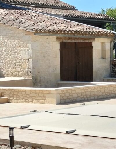 Réalisation complète de la maçonnerie ribeiro : dalle béton, pose de carrelage extérieur, création de marches et pose parement de pierre en dordogne
