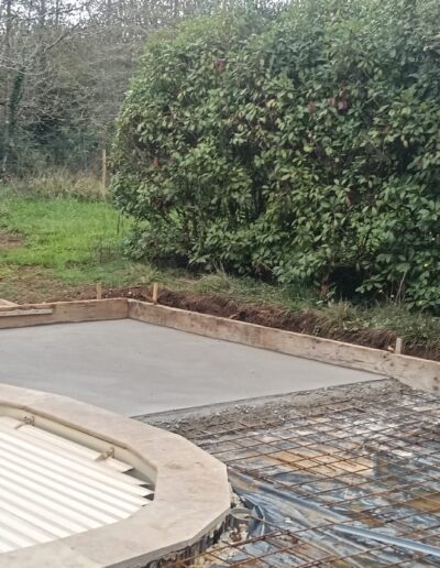 Intervention de la Maçonnerie Ribeiro en dordogne pour pose de dalle de béton avant pose de carrelage