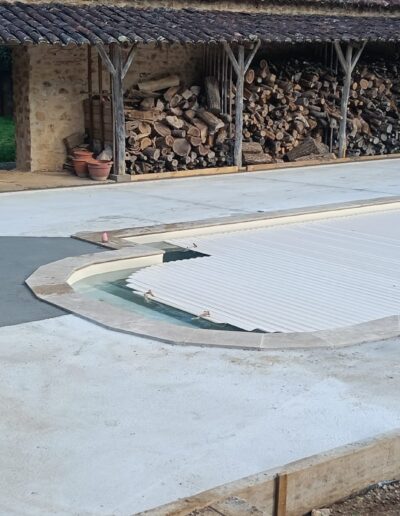 Intervention de la Maçonnerie Ribeiro en dordogne pour pose de dalle de béton avant pose de carrelage