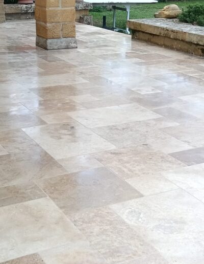 Réalisation de chape à carrelage et pose de travertin via la Maçonnerie Ribeiro en Dordogne