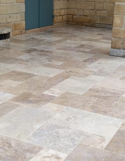 Réalisation de chape à carrelage et pose de travertin via la Maçonnerie Ribeiro en Dordogne