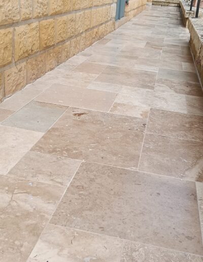 Réalisation de chape à carrelage et pose de travertin via la Maçonnerie Ribeiro en Dordogne