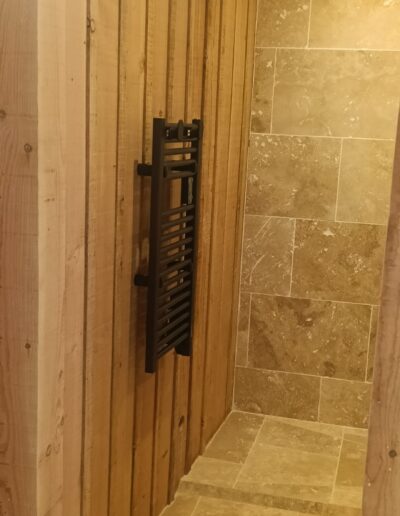 rénovation de salle de bain en pierre de travertin par la Maçonnerie Ribeiro en Dordogne