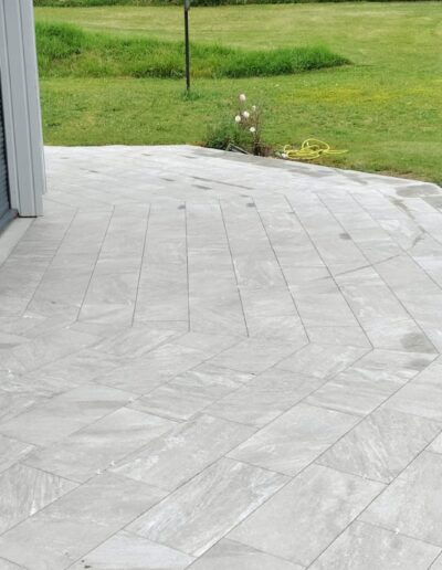 Pose de carrelage octogonal pour terrasse extérieure par la Maçonnerie Ribeiro en Dordogne